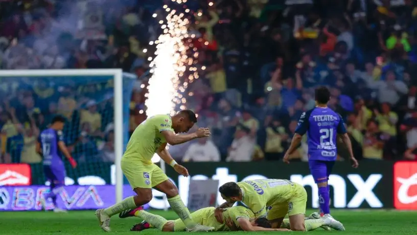 Argentinos critican y se burlan de festejos con fuegos artificiales en el Estadio Azteca