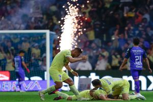 Argentinos critican y se burlan de festejos con fuegos artificiales en el Estadio Azteca