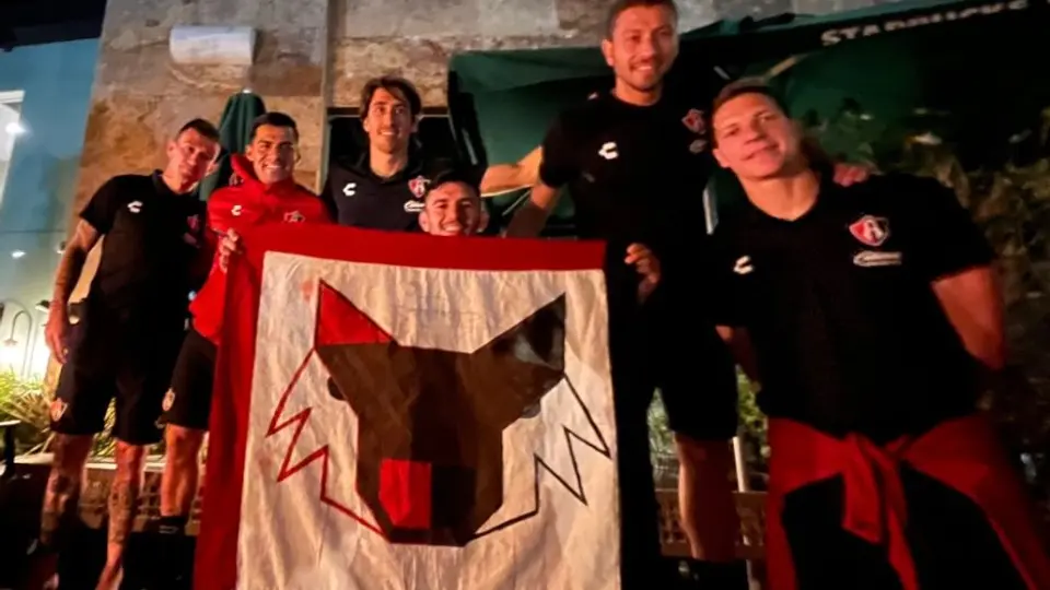 Atlas: Seguidores le llevaron serenata al equipo para animarlos en el partido de Vuelta
