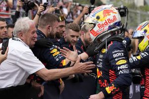 Checo Pérez es elogiado por Helmut Marko tras su victoria en Bakú: 'Una carrera óptima'