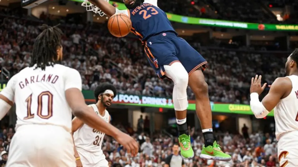 Brunson y Randle guían a Knicks al triunfo ante Cavs