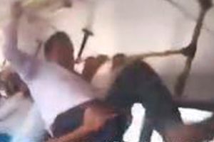 Pelea con patadas voladoras en transporte público impactó a usuarios