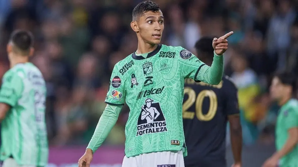 Fidel Ambriz, jugador del Club León, es seguido por el Sevilla y el PSV