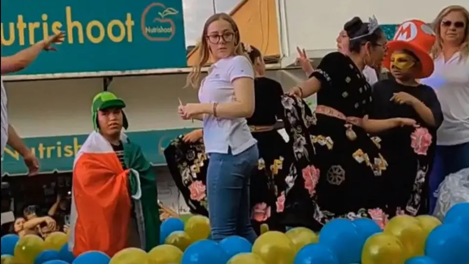 Medio Metro fue rechazado por el público y le avientan un zapato en carnaval de Tlaxcala