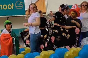 Medio Metro fue rechazado por el público y le avientan un zapato en carnaval de Tlaxcala