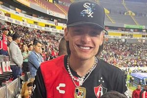 ¡Arriba el Atlas! Peso Pluma festeja el triunfo del equipo rojinegro en el Clásico Tapatío