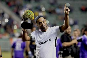 Ronaldinho mostró sus habilidades y brilló en el nuevo video de Bad Bunny