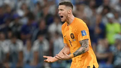Weghorst, jugador al que Messi llamó ‘bobo’, jugará en el Manchester United