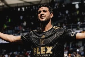 Carlos Vela es ovacionado luego de doblete y asistencia en "El Tráfico"