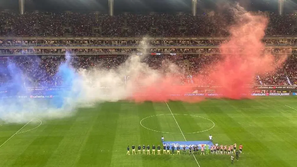 Chivas: Aficionados del Rebaño Sagrado sacan manta gigante en el Clásico Nacional