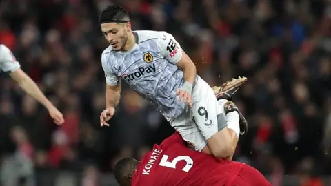 Raúl Jiménez, 'borrado' en el Wolves vs Chelsea; no fue ni a la banca