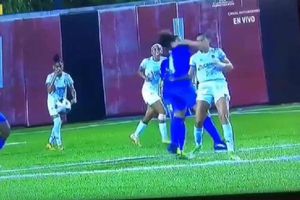 ¡De futbol a UFC en un segundo! Jugadora en Panamá golpea a una rival en pleno partido
