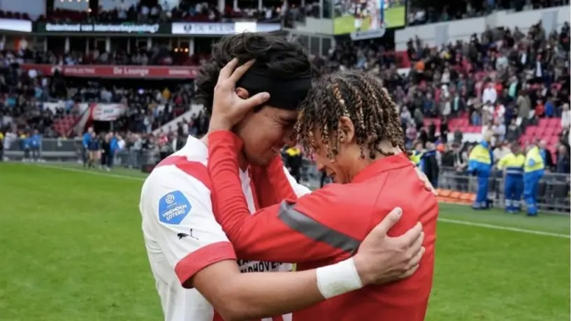 Erick Gutiérrez captó a Xavi Simons cantando Peso Pluma en el camión del PSV