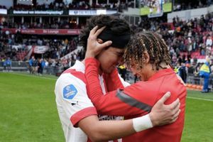 Erick Gutiérrez captó a Xavi Simons cantando Peso Pluma en el camión del PSV