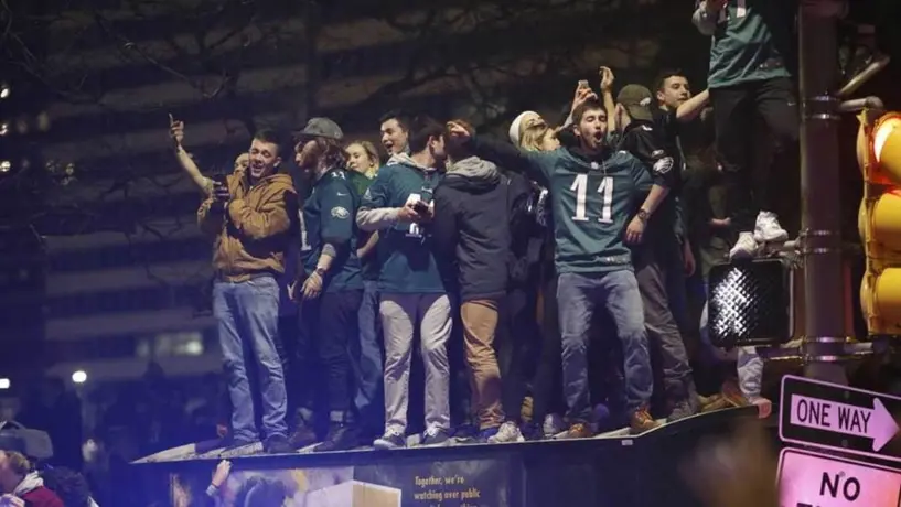 Super Bowl 2023: Fans de Philadelphia Eagles voltean auto previo al partido vs Chiefs