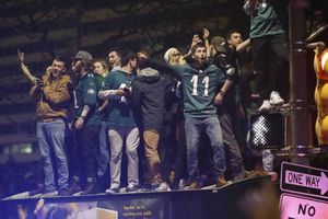 Super Bowl 2023: Fans de Philadelphia Eagles voltean auto previo al partido vs Chiefs