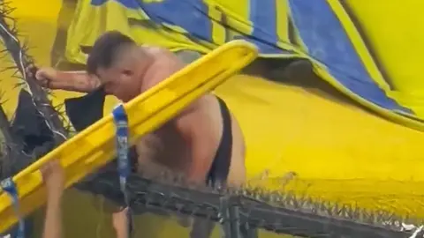 Video: Fan de Boca Juniors quedó atorado en alambre de púas de la Bombonera