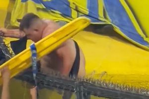 Video: Fan de Boca Juniors quedó atorado en alambre de púas de la Bombonera