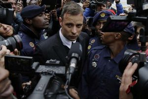 Oscar Pistorius seguirá en la cárcel por el asesitano de su novia Reeva Steenkamp