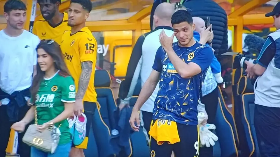 Raúl Jiménez rompe en llanto en lo que pareció ser su adiós con los Wolves en el Molineux