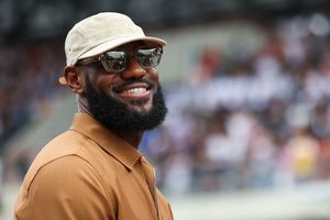 LeBron James, invitado de lujo en las 24 horas de Le Mans, dio el 'banderazo' de salida