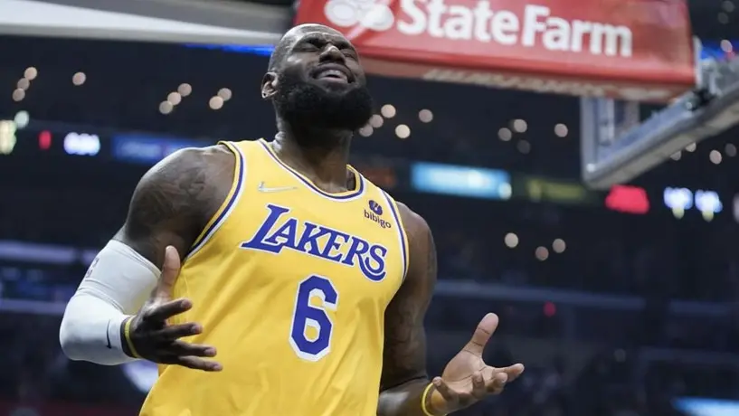 Los Ángeles Lakers perdieron ante el Thunder en la noche histórica de LeBron James