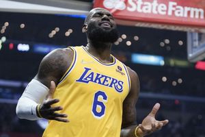 Los Ángeles Lakers perdieron ante el Thunder en la noche histórica de LeBron James