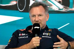 Johny Herbert: "Christian Horner no puede controlar a Checo Pérez y Max Verstappen"