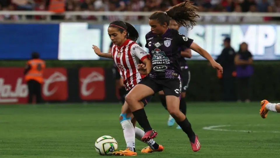 Chivas y Pachuca protagonizan vibrante empate a cuatro goles