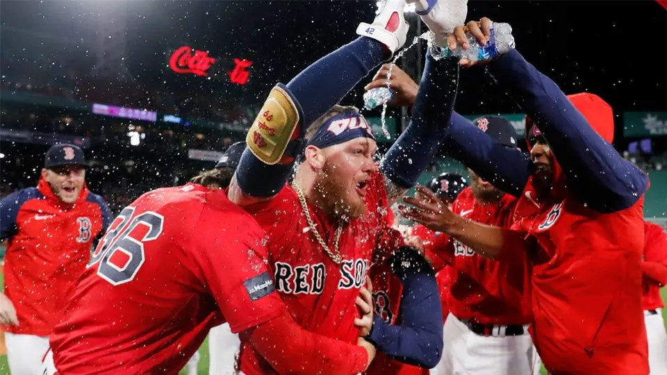 Alex Verdugo le da el triunfo a los Red Sox con un inusual imparable