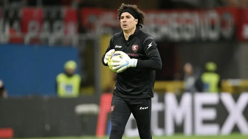 Memo Ochoa paró en seco a la ofensiva del Milan en el empate del Salernitana