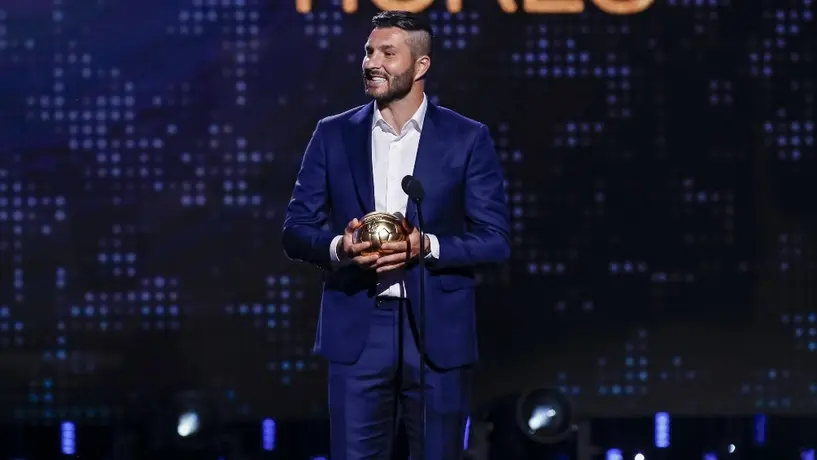 Gignac regala su Balón de Oro a joven con discapacidad motriz