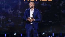 Gignac regala su Balón de Oro a joven con discapacidad motriz