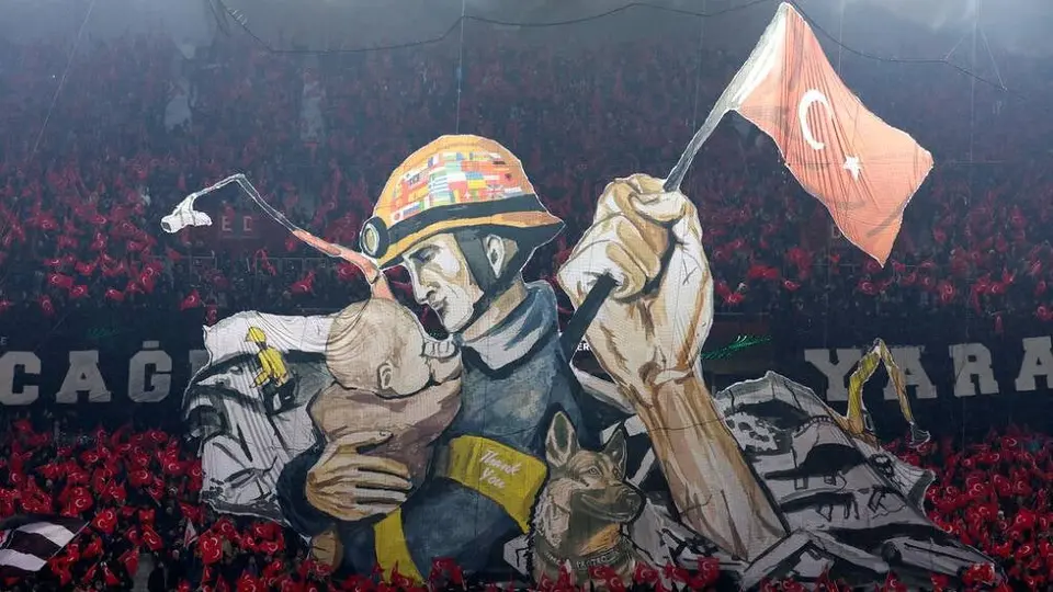 Proteo: Fue homenajeado con un tifo en el Trabzonspor vs Basel de la Conference League