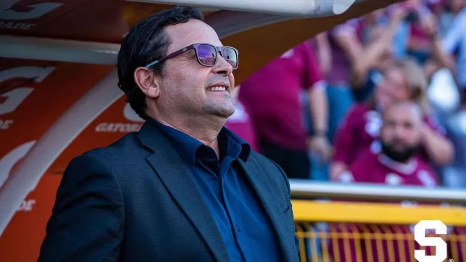 Técnico de Saprissa es despedido por insultos racistas a uno de sus jugadores