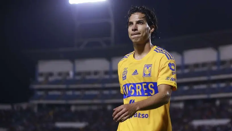 Tigres: El 'oso' de Lainez durante un calentamiento que provoca las risas de sus compañeros