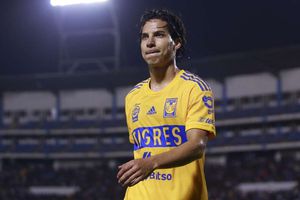 Tigres: El 'oso' de Lainez durante un calentamiento que provoca las risas de sus compañeros