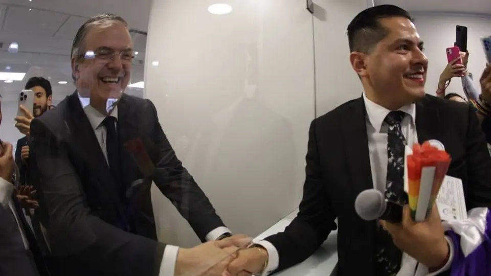 Marcelo Ebrard entrega el primer pasaporte con género no binario en la historia de México