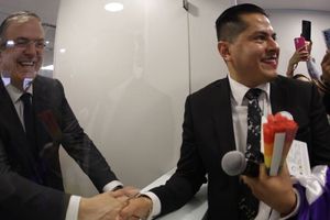 Marcelo Ebrard entrega el primer pasaporte con género no binario en la historia de México