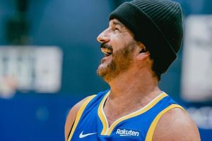 ¿Ricardo Arjona nuevo refuerzo de los Warriors? El cantautor se luce en la Oracle Arena
