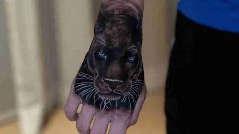 Gerardo Arteaga presumió su nuevo tatuaje al estilo Black Panther