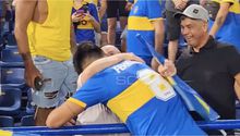 Pol Fernández regaló su playera a un aficionado luego del encuentro entre Boca vs Central Córdoba