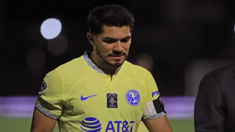 Henry Martín es llevado al hospital tras golpe en la cabeza