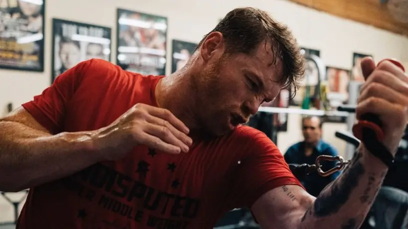 Hija del Canelo presumió lujosos tenis personalizados sobre el boxeador