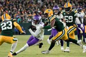 NFL: Green Bay aplastó a Vikings y acaricia los Playoffs