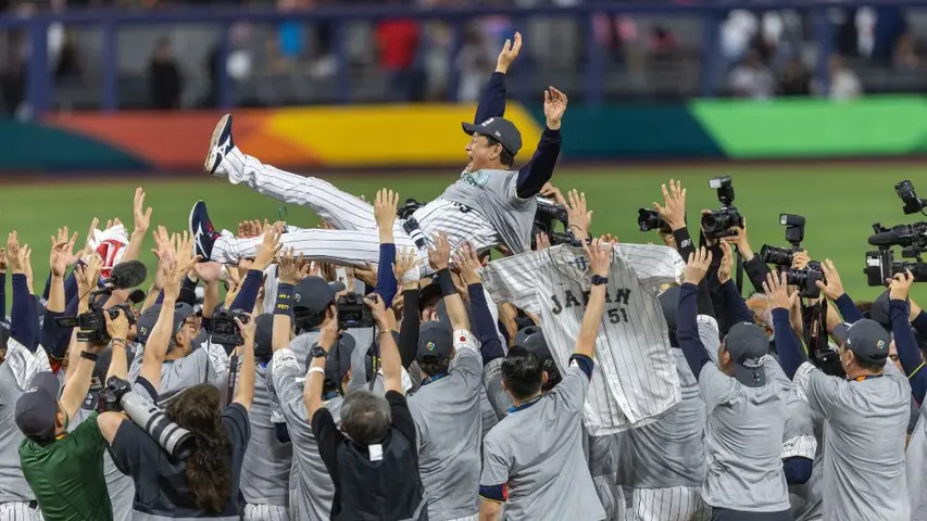 Japón celebrando el Clásico Mundial de Beisbol l AP