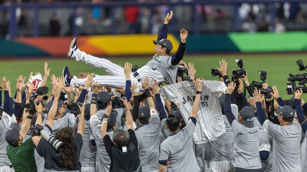 Japón celebrando el Clásico Mundial de Beisbol l AP