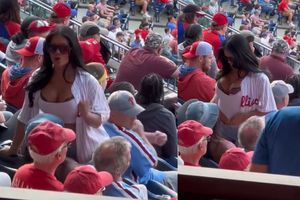 MLB: Fanática de los Phillies de Philadelphia se hizo viral por hacer un lap-dance en las gradas