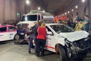 Mixcoac, escenario de brutal carambola vehicular; Pipa se queda sin frenos en paso a desnivel