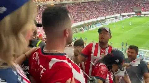 Aficionados de Chivas pelean entre ellos al término de la Gran Final
